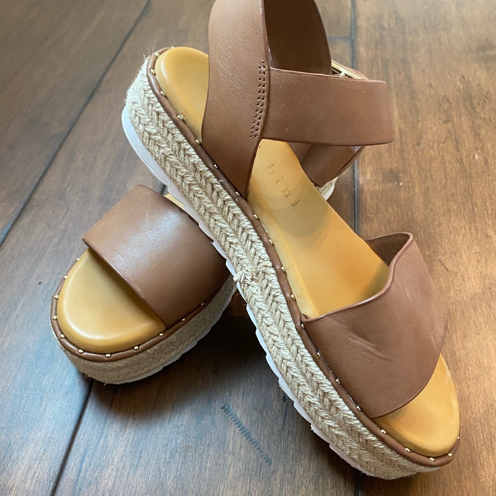 Gianni Bini tan low platform sandal size 7